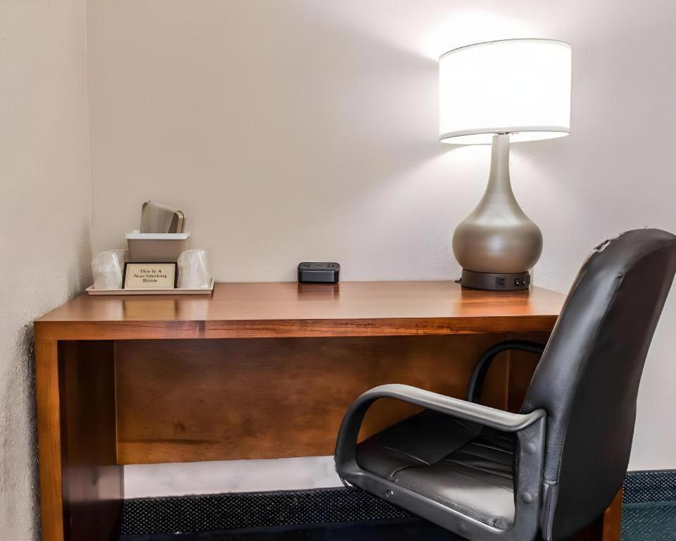 Quality Inn Waynesburg Екстер'єр фото